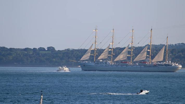 Golden Horizon leaving Gosport