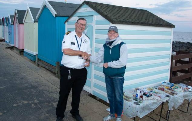 Felixtowe Seascapes Swimmers donate £200 to NCI Felixstowe