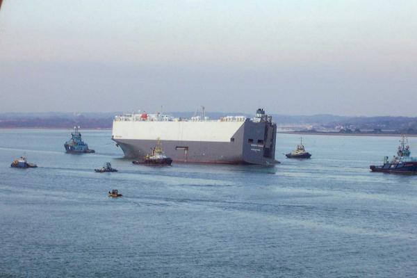 Hoegh Osaka is towed into Southampton 