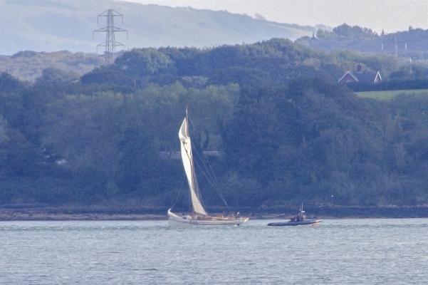 Gaff cutter aground on Gurnard Ledge with Hamble Lifeboat attending