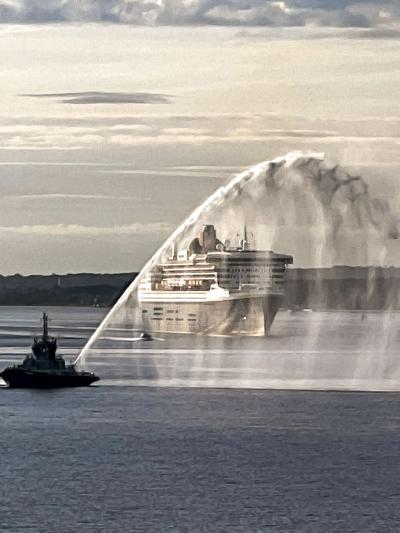 Liner Queen Mary 2 framed by water from a Fawley Tug 