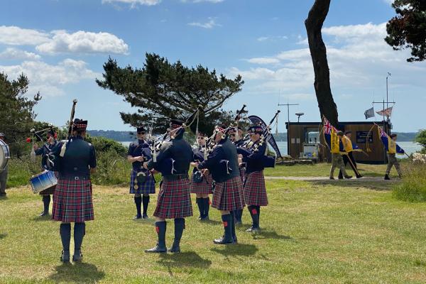 Hampshire Caledonian Pipe Band plays outside the station
