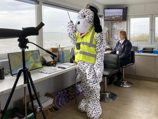 Mascot "Spot" performs a first watch at the station!